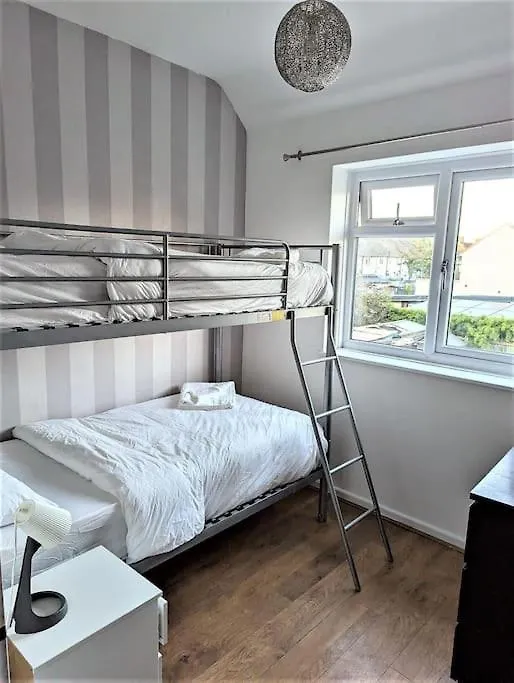 3 Bedroom House 10 Min Walk To Heathway Station سوفيريتو بيت للعطل