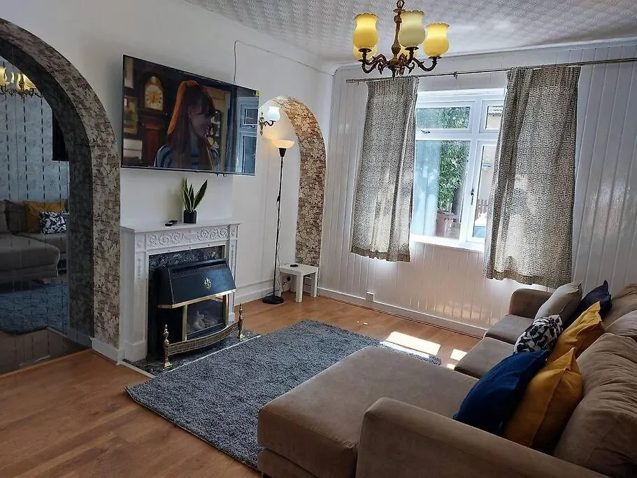 3 Bedroom House 10 Min Walk To Heathway Station سوفيريتو