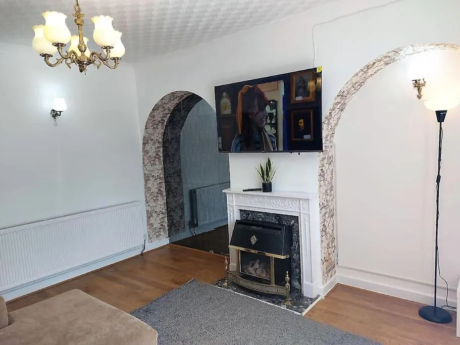 3 Bedroom House 10 Min Walk To Heathway Station سوفيريتو