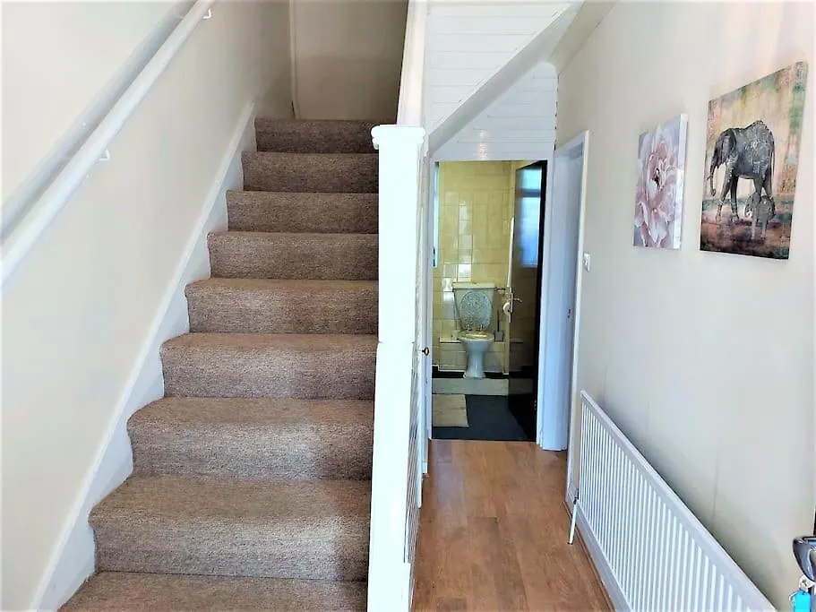 بيت للعطل 3 Bedroom House 10 Min Walk To Heathway Station سوفيريتو
