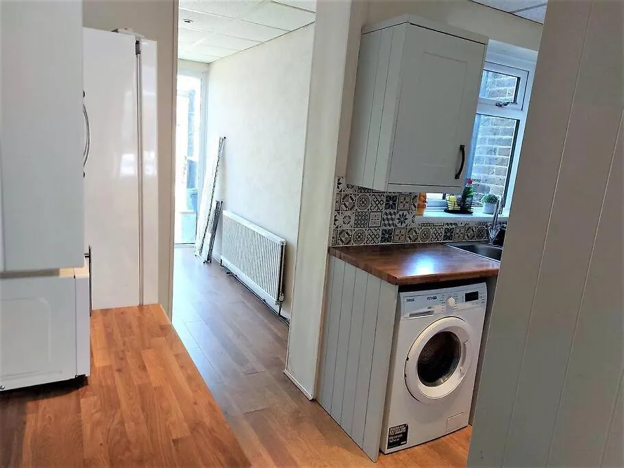 3 Bedroom House 10 Min Walk To Heathway Station سوفيريتو 0*,